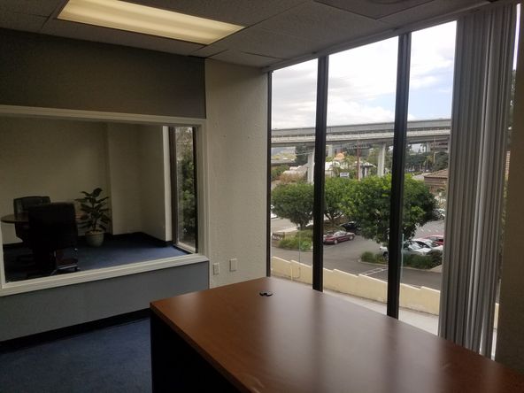 NICE LAY-OUT, GREAT LOCATION. FOR LEASE BY OWNER. 3 ROOM OFFICE.